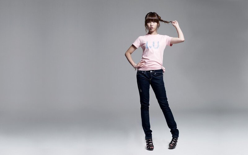 woman in pink t-shirt and jeans