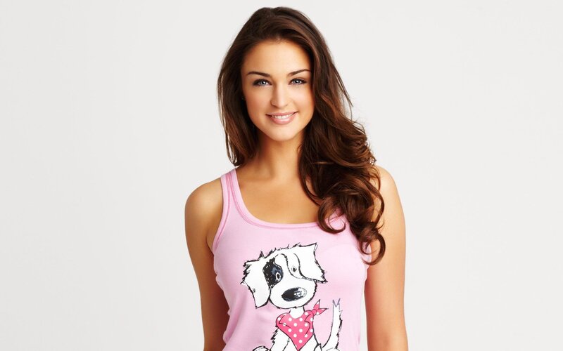 woman in pink tank top