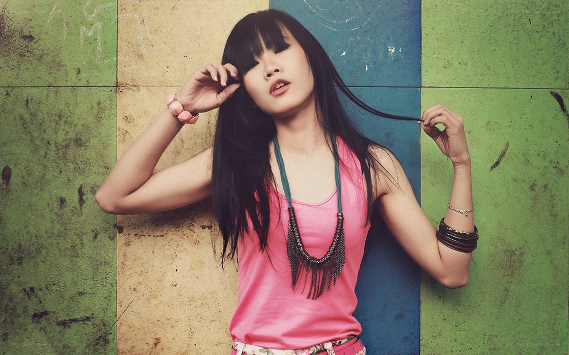 woman in pink tank top