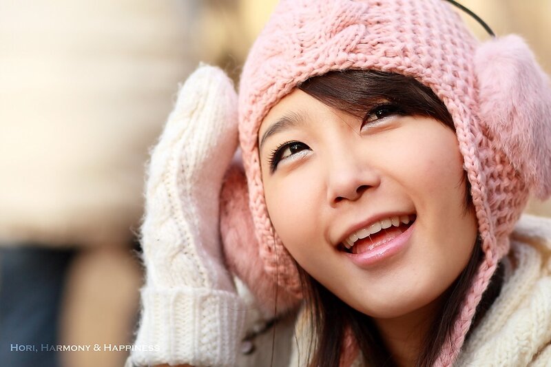 woman in pink winter hat