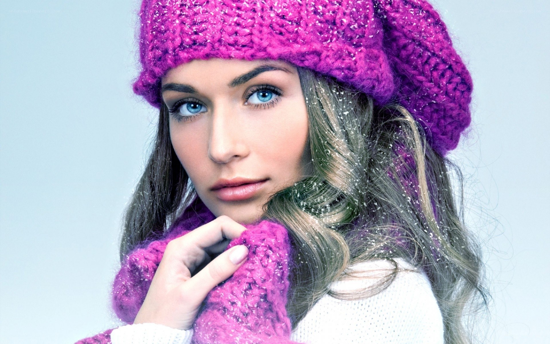 woman in pink winter hat