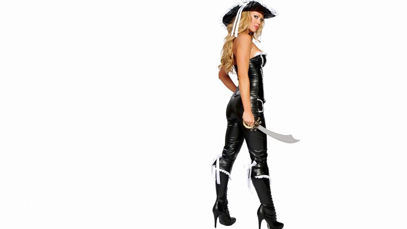 woman in pirate costume