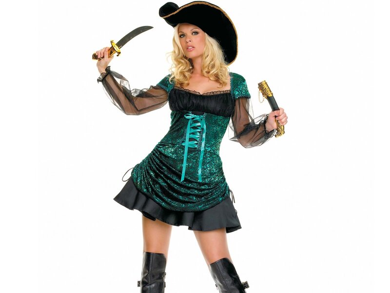woman in pirate costume