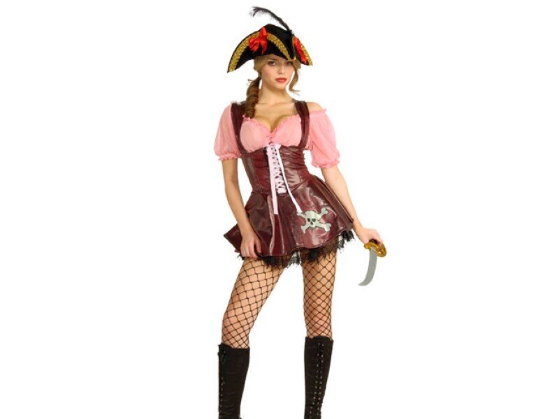 woman in pirate costume
