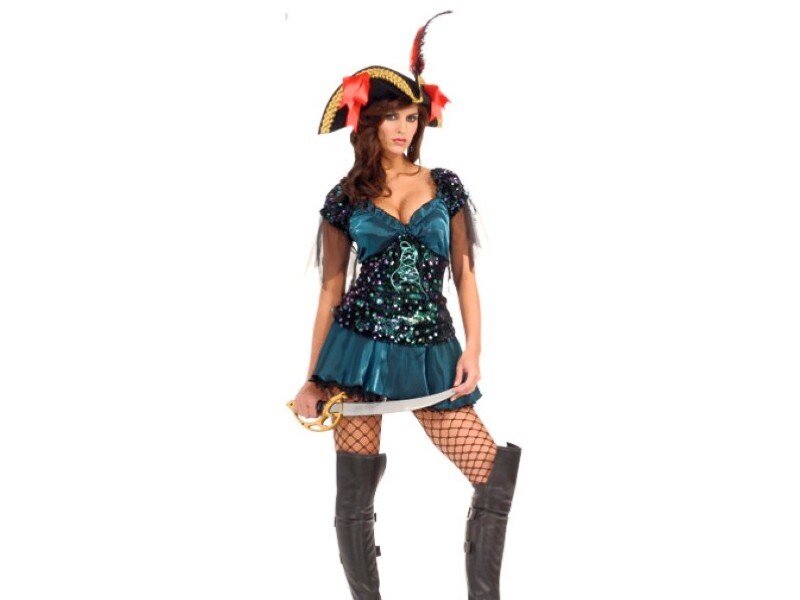 woman in pirate costume