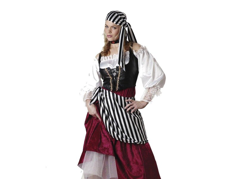 woman in pirate costume
