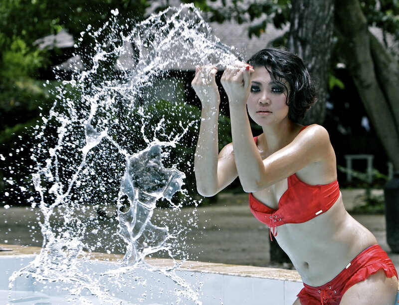 Woman in Red Bikini — Dynamic