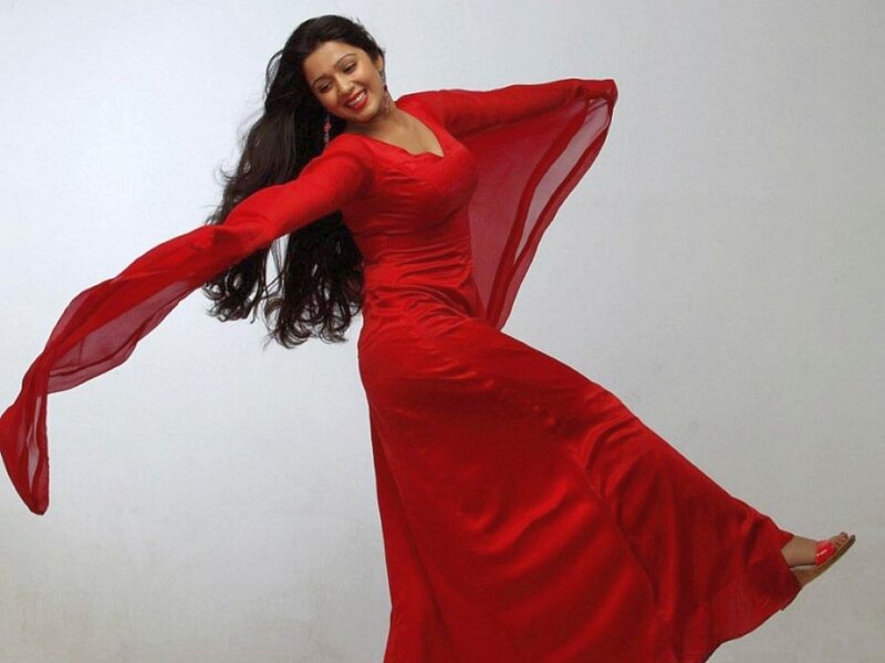 Woman in Red Dress — Dynamic