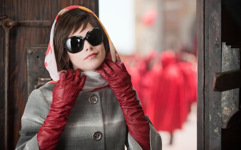 woman in red gloves and sunglasses