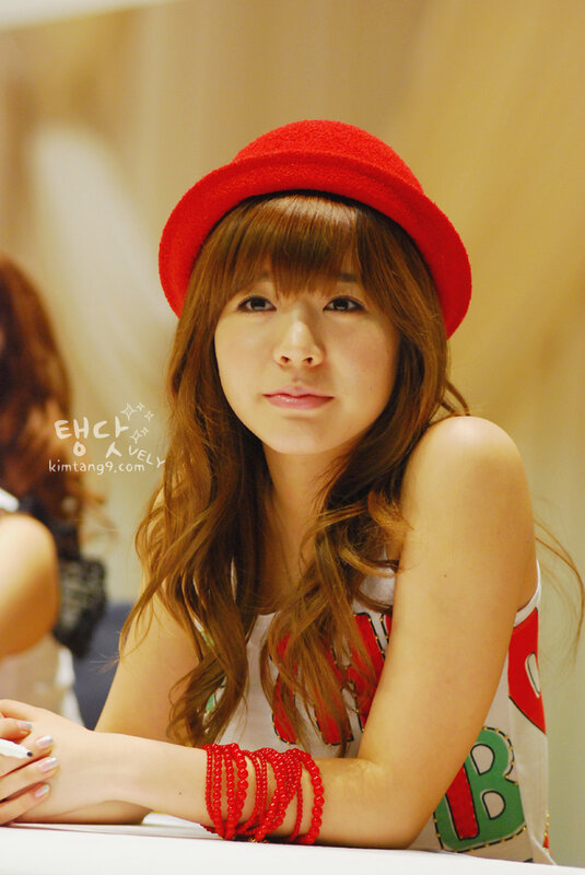 woman in red hat at event
