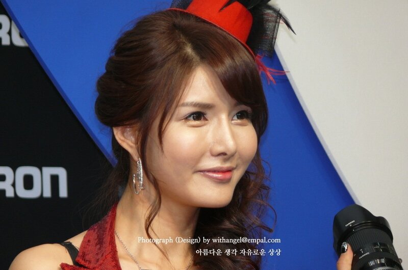 woman in red hat at event