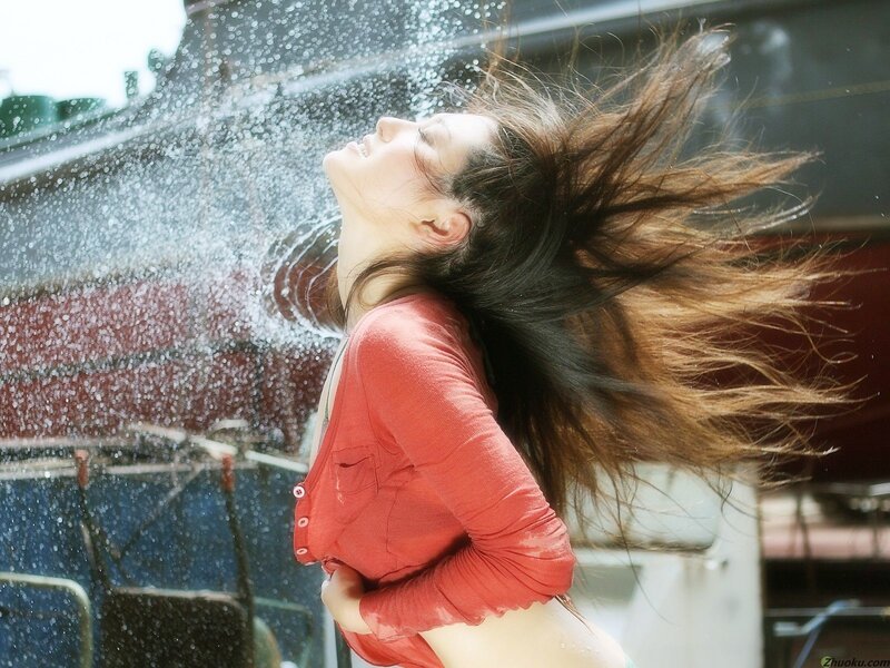 Woman in Red Shirt — Dynamic