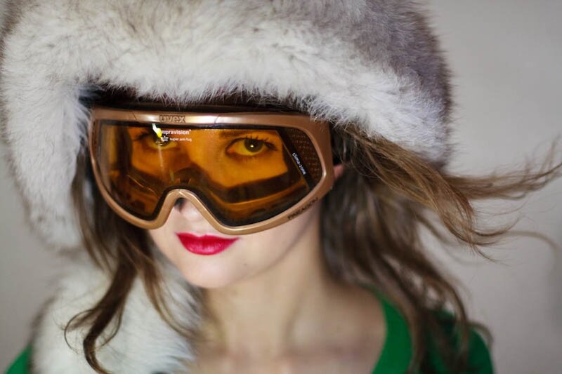 woman in ski goggles and hat