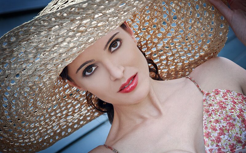 Woman in Straw Hat — Beige, Calm