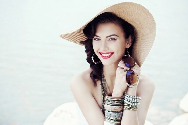Woman in Straw Hat — Beige, Relaxed