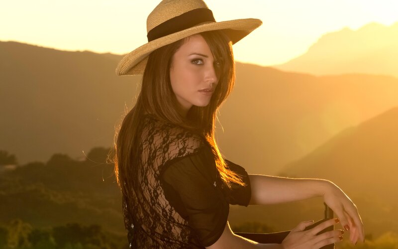 Woman in Straw Hat — Gold, Dramatic