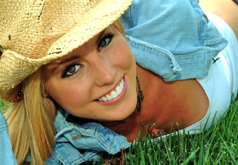 Woman in Straw Hat — Green, Relaxed
