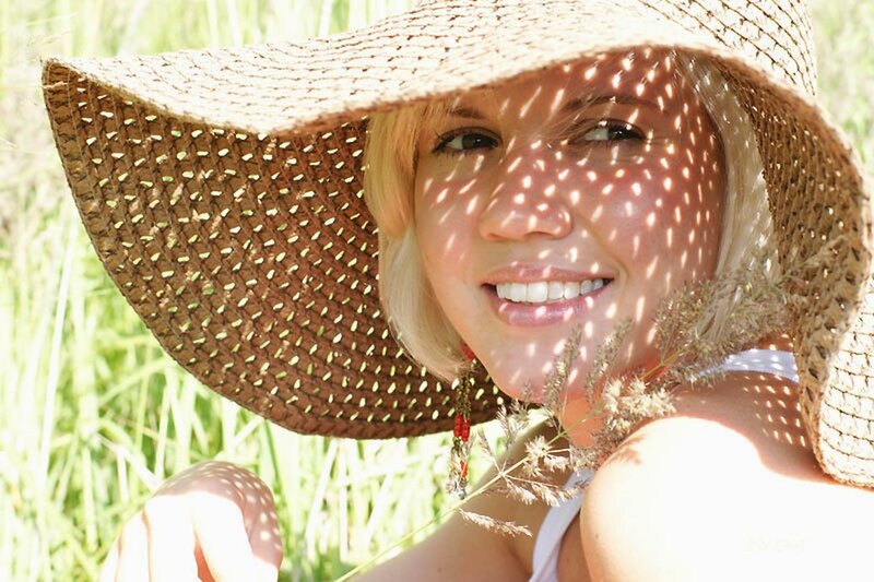 Woman in Straw Hat — Green