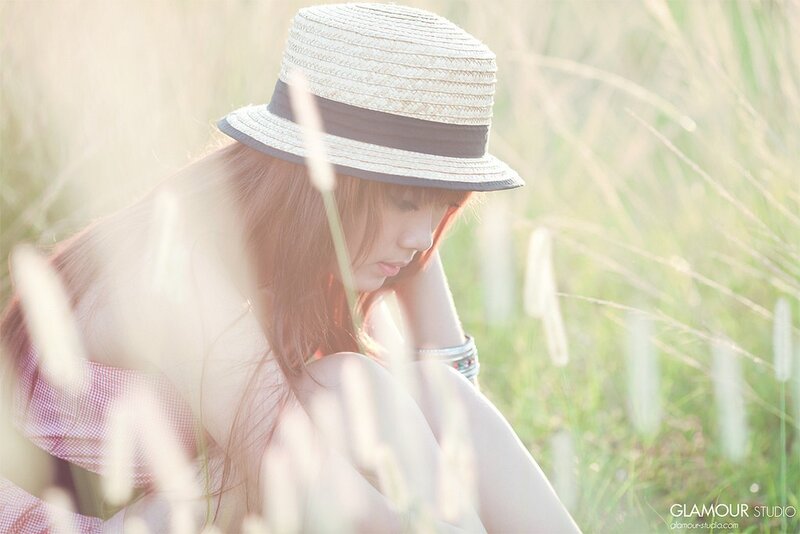 woman in straw hat in field