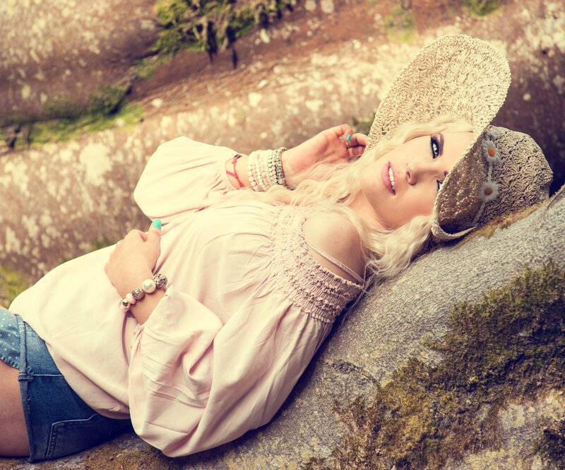 Woman in Straw Hat — Pink, Relaxed
