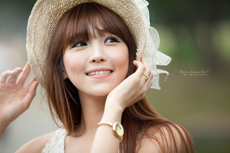 woman in straw hat smiling