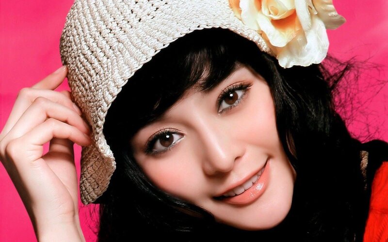 woman in straw hat smiling