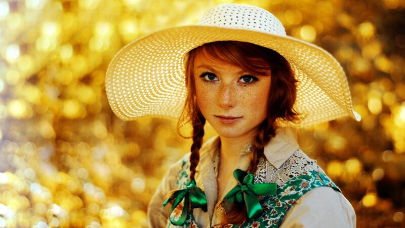 woman in straw hat with freckles