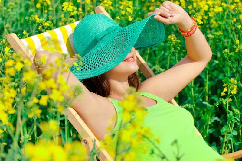 Woman in Sun Hat — Green, Relaxed