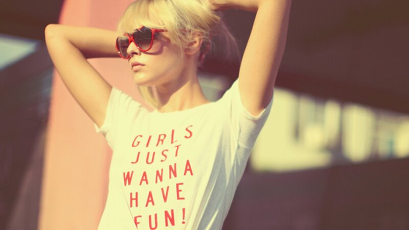 woman in sunglasses and t-shirt