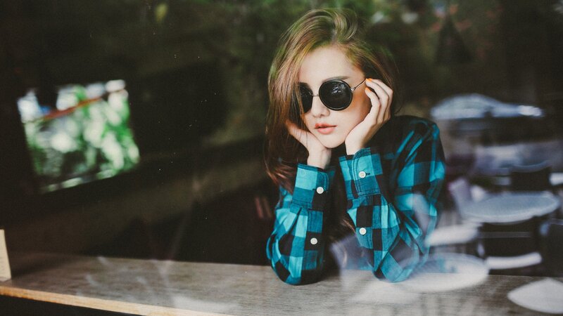 woman in sunglasses at cafe