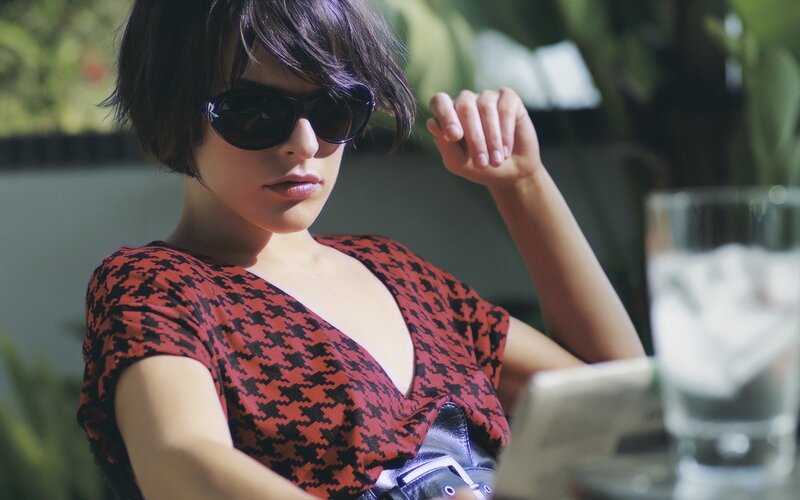woman in sunglasses at cafe