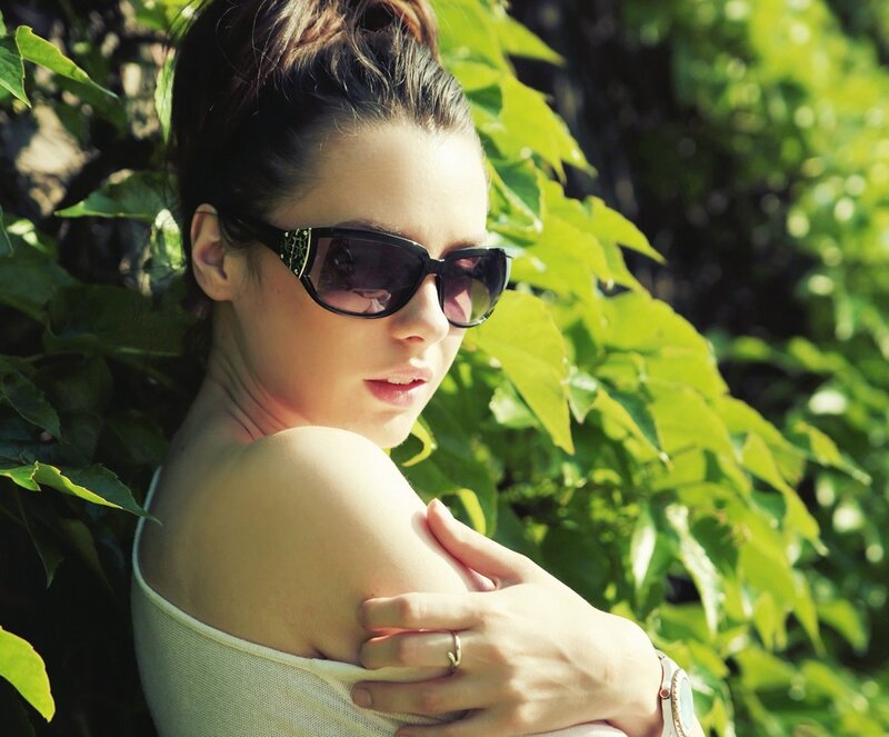 Woman in Sunglasses — Green