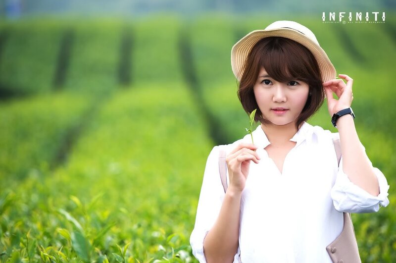 Woman in Tea Field — Green