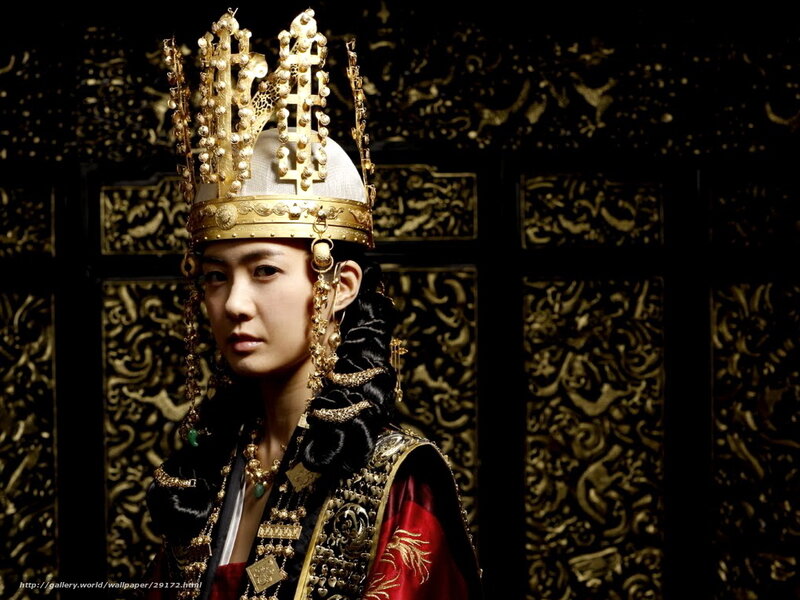 woman in traditional korean crown