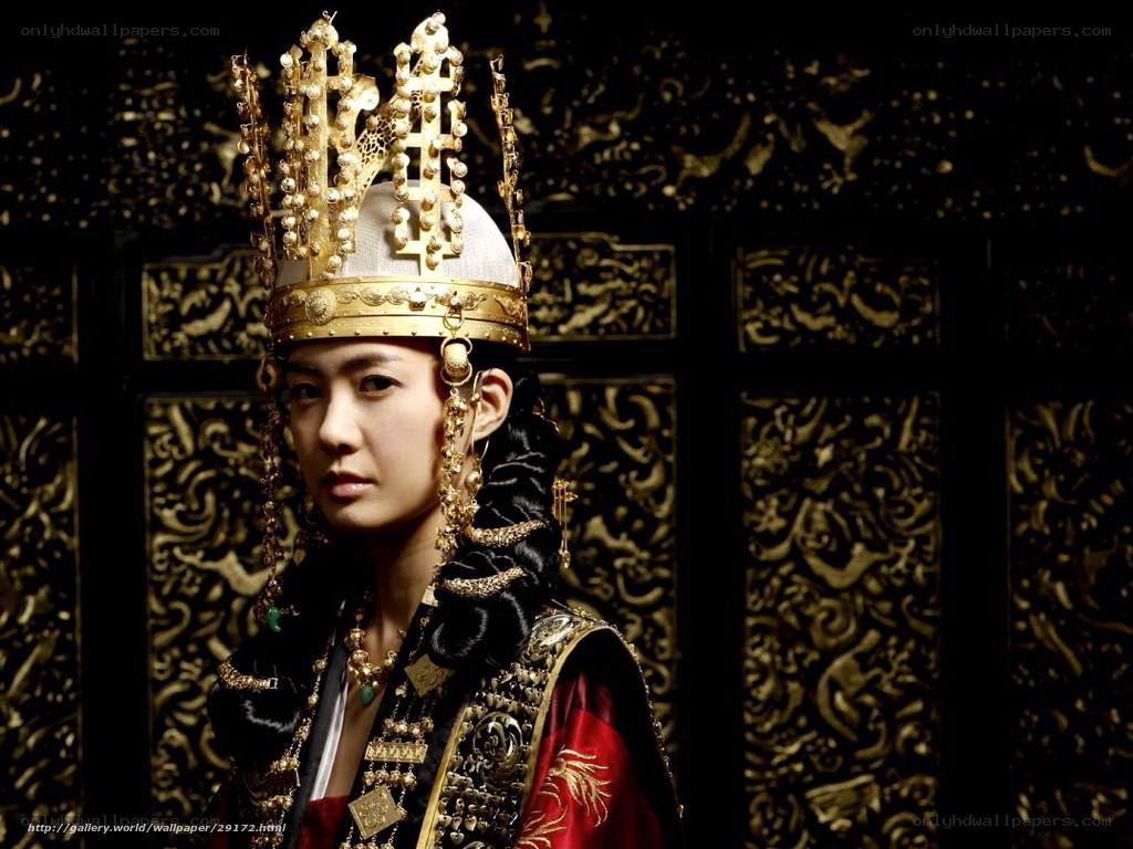 woman in traditional korean crown