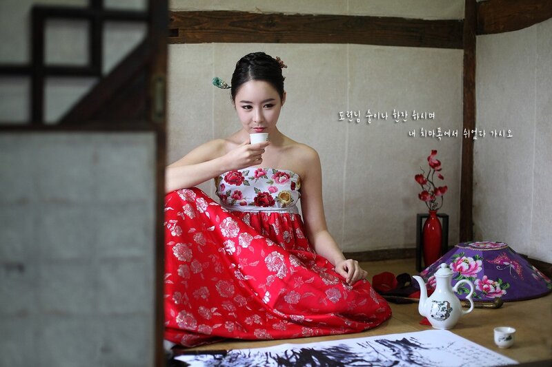 Woman in traditional Korean dress