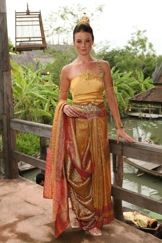 woman in traditional thai dress