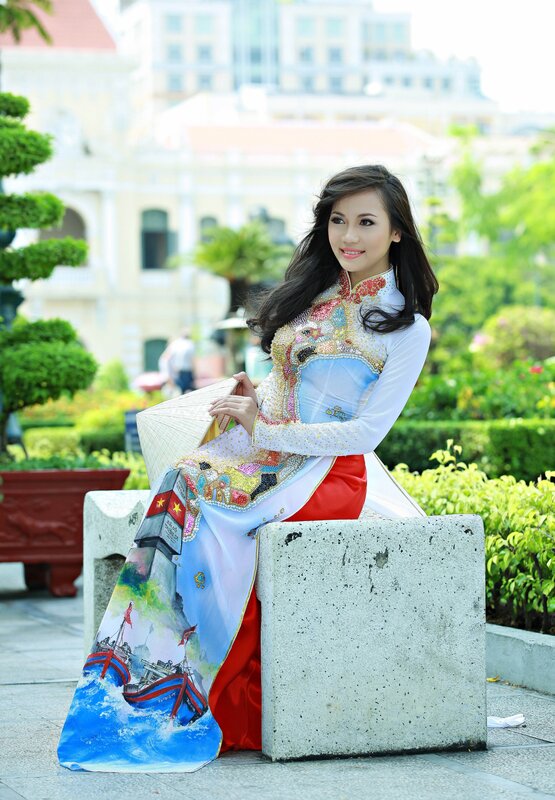 Woman in traditional Vietnamese dress
