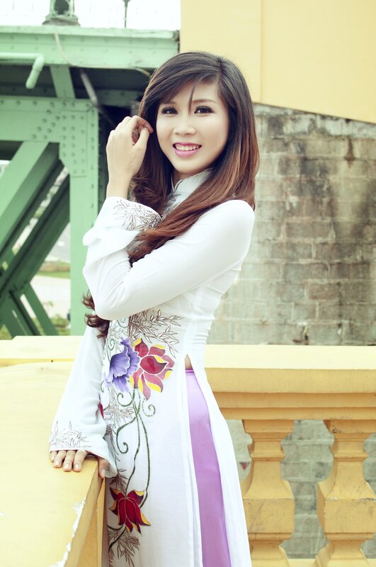 Woman in traditional Vietnamese dress