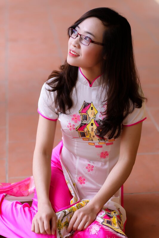 woman in traditional vietnamese dress