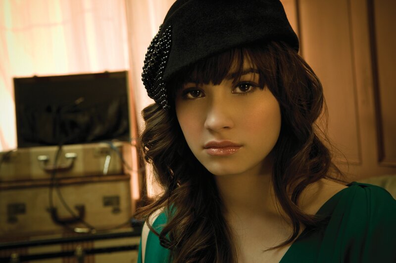 woman in vintage hat