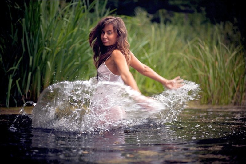 Woman in Water — Green, Dynamic