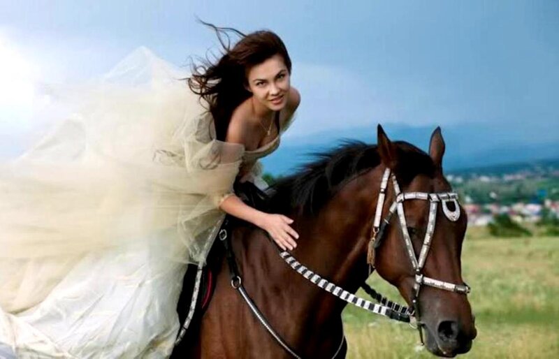 Woman in Wedding Dress — White, Dynamic