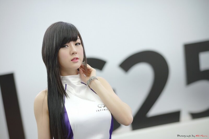 woman in white and purple dress