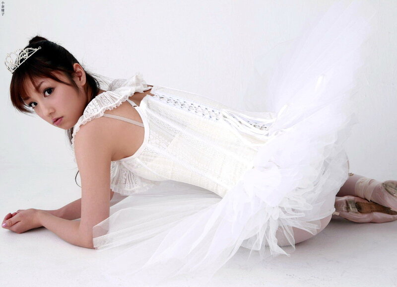 woman in white ballet costume