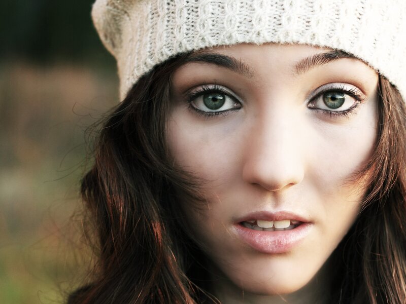 woman in white beanie