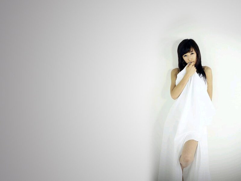 woman in white cloth