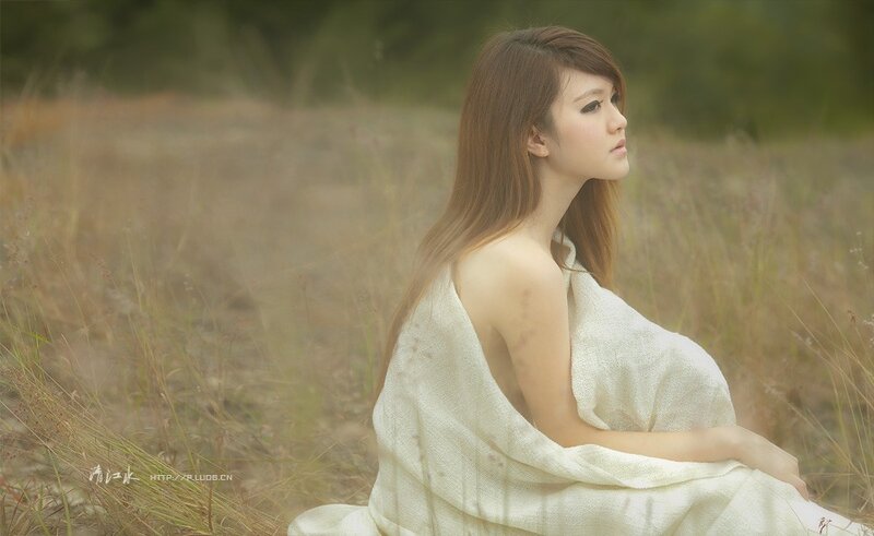 woman in white cloth in field