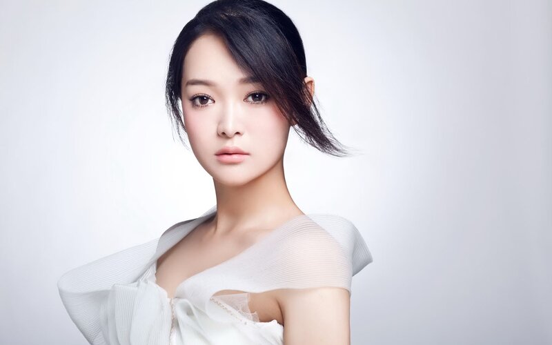 woman in white dress
