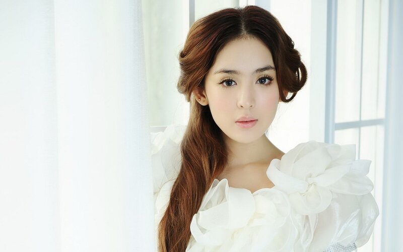 woman in white dress